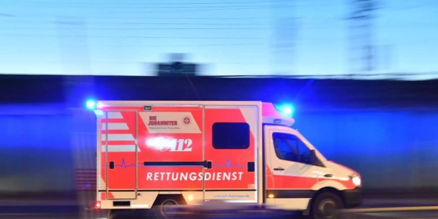 Ein Rettungswagen fährt während eines Einsatzes über eine Strasse. Foto: Boris Roessler/dpa/Archivbild
