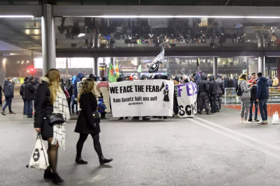 Die Demonstrationsteilnehmer versammelten sich um 22 Uhr auf dem Bahnhofsplatz in Bern.