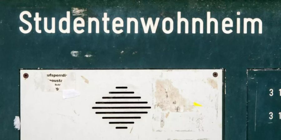 Schild an einem Wohnheim
