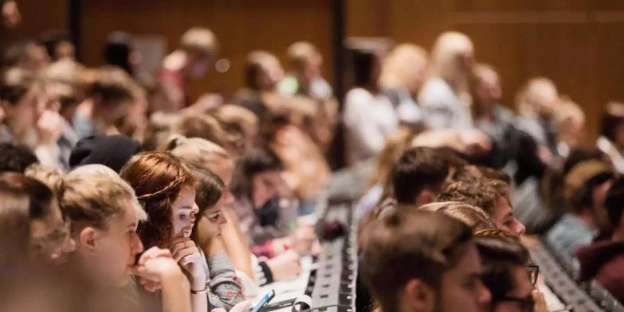 Laut dem Statistischen Bundesamt sind zum Wintersemester 2019/20 897.300 Studenten an den Universitäten und Fachhochschulen eingeschrieben. Foto: Rolf Vennenbernd/dpa