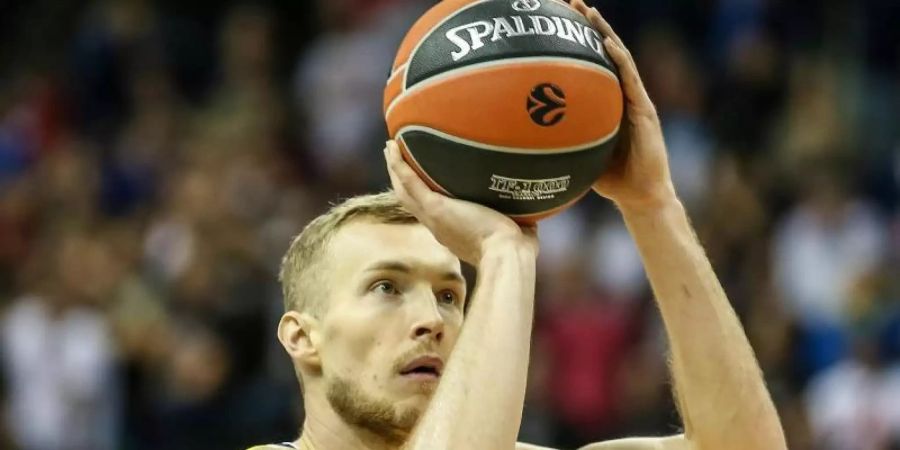 War mit 13 Zählern bester Punktesammler von ALBA Berlin: Niels Giffey. Foto: Andreas Gora/dpa