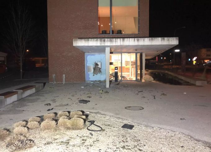 In Schwarzenbach SG wurde ein Bancomat gesprengt. Die Täter sind weiter auf der Flucht. schwarzenbach