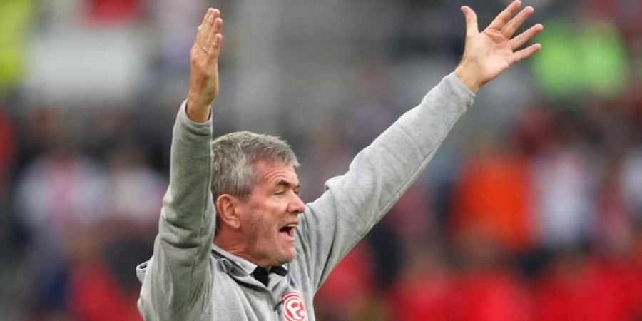 Steht vor seinem 500. Bundesligaspiel: Der Düsseldorfer Trainer Friedhelm Funkel gestikuliert. Foto: Roland Weihrauch