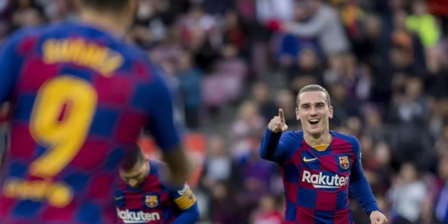 Antoine Griezmann (r) von FC Barcelona jubelt nach einem Tor. Foto: Joan Monfort/AP/dpa