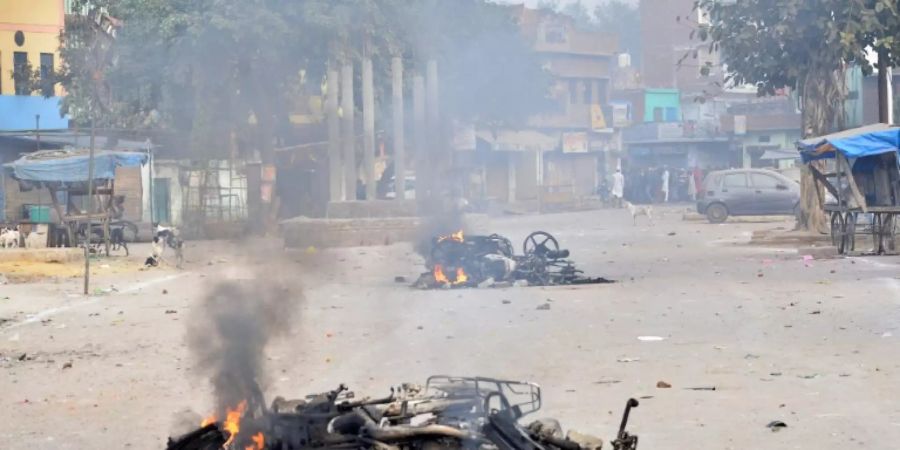 Brennende Motorräder in Kanpur nach Protesten