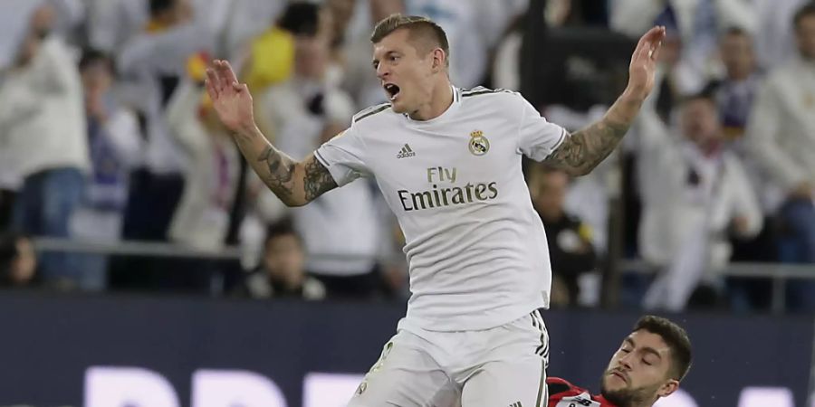 Real Madrids Toni Kroos wird Athletics Innenverteidiger Unai Nuñez gefällt