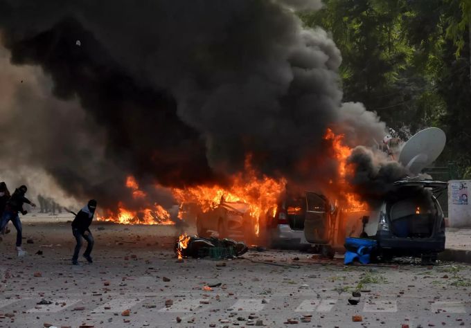 Fahrzeuge von Fernsehsendern stehen in Lucknow, Indien, in Flammen. Die Demonstranten in Indien protestieren gegen ein neues Gesetz. Indien