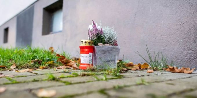 Kerze und eine Blume am Tatort in Detmold Kerze und eine Blume am Tatort in Detmold
