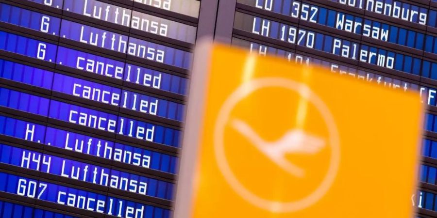 Die Lufthansa sagt wegen des angekündigten 48-Stunden-Streiks der Flugbegleiter insgesamt 1300 Flüge mit rund 180.000 betroffenen Passagieren ab. . Foto: Matthias Balk/dpa