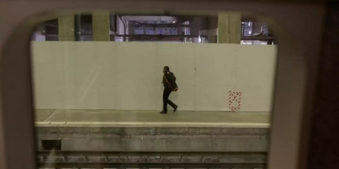 Ein Mann geht auf einem Bahnsteig am Bahnhof Gare Montparnasse in Paris. Die massiven Streiks gegen die geplante Rentenreform, die am Donnerstag begonnen und den öffentlichen Verkehr im Land fast komplett lahmgelegt, gehen weiter. Foto: Thibault Camus/AP/dpa Ein Mann geht auf einem Bahnsteig am Bahnhof Gare Montparnasse in Paris. Die massiven Streiks gegen die geplante Rentenreform, die am Donnerstag begonnen und den öffentlichen Verkehr im Land fast komplett lahmgelegt, gehen weiter. Foto: Thibault Camus/AP/dpa