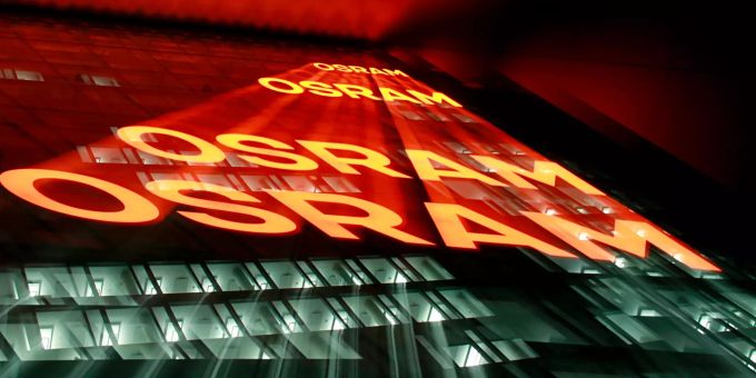 Die Nachtaufnahme mit Zoomeffekt zeigt die Zentrale der Firma Osram. Osram