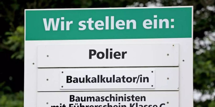 Leute gesucht: Freie Stellen für Fachkräfte an einer Baufirma in Aue (Sachsen). Foto: Jan Woitas/dpa-Zentralbild/dpa