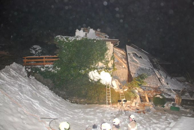 Im Ortsteil Badbruck (Ö) ist in der Nacht zu Montag eine Schlammlawine auf zwei Wohnhäuser niedergegangen. Österreich