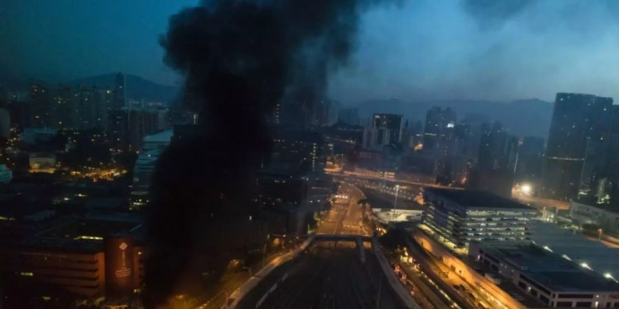 Brand vor dem Universitätsgelände in Hongkong