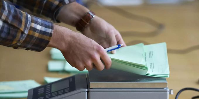 Noch einmal auszählen: In den Kantonen Zürich, Bern, St. Gallen, Solothurn, Zug und Tessin werden heute neun Ständeratsmitglieder gewählt. (Archivbild) Noch einmal auszählen: In den Kantonen Zürich, Bern, St. Gallen, Solothurn, Zug und Tessin werden heute neun Ständeratsmitglieder gewählt. (Archivbild)