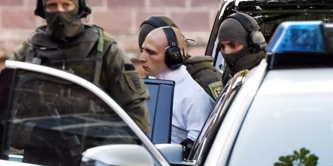 Der mutmassliche Täter Stephan B. wird von der Polizei eskortiert. Der Generalbundesanwalt beim Bundesgerichtshof