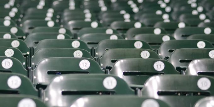 Das Langenthaler Hard-Stadion muss neu bestuhlt werden. (Symbolbild) stadion sitze