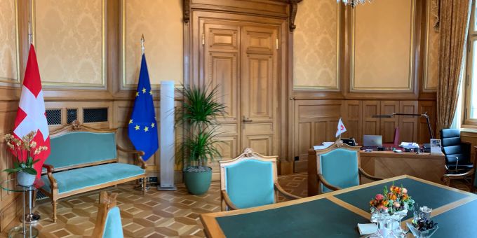 Blauer Stoff und rote Köpfe: SVP-Nationalrat Andreas Glarner interpretiert die Europaflagge im Büro von Nationalratspräsident Eric Nussbaumer (SP) als Zeichen der Unterwerfung. EU-Fahne Europaflagge Fahnengate Flagge