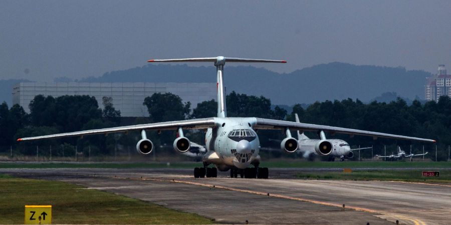 Eine Transportmaschine vom Typ Iljuschin IL-76 (Archiv)