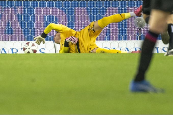 Winterthur-Goalie Marvin Keller kann die Rückgabe von Diaby nicht rechtzeitig stoppen – das 1:1 für den FCB. fc basel