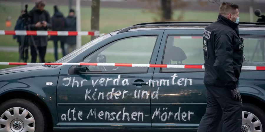 Auto mit Protest-Botschaft