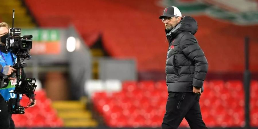 Missmutig geht Liverpools Trainer Jürgen Klopp (r) nach der Niederlage gegen Bergamo vom Spielfeld. Foto: Paul Ellis/PA Wire/dpa