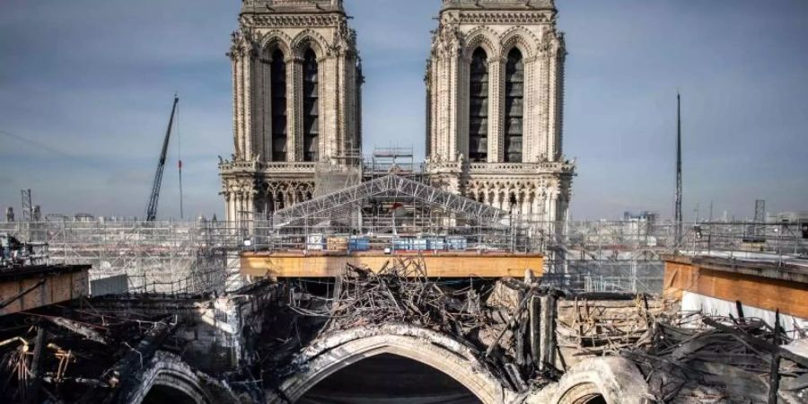 Das geschmolzene Gerüst auf dem Dach der Pariser Kathedrale Notre-Dame. Foto: Martin Bureau/AFP/dpa