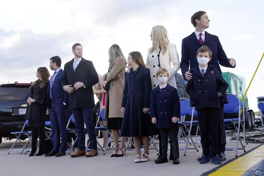 Von links warten Donald Trump Jr. und seine Freundin Kimberly Guilfoyle, Eric Trump und seine Frau Lara Trump und ihre Kinder sowie Ivanka Trump und ihr Ehemann Jared Kushner und ihre Kinder