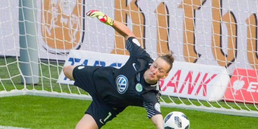 Stand nach ihrer Elternzeit wieder im Tor beim VfL Wolfsburg: Almuth Schult. Foto: Rolf Vennenbernd/dpa