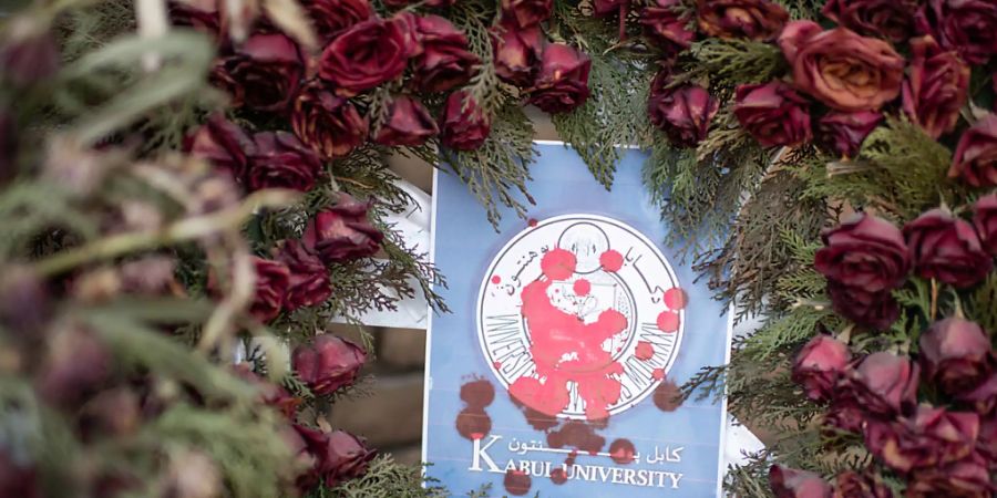 Ein Blumenkranz aus Rosen vor einem Gebäude der Kabuler Universität: Anfang November wurden hier 22 Studentinnen und Studenten bei einem Terroranschlag getötet. Foto: Arne Immanuel Bänsch/dpa