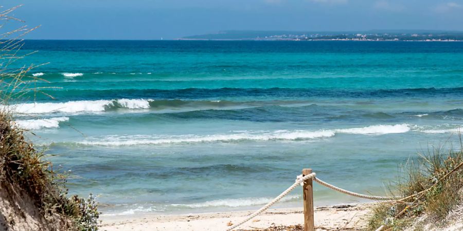 ARCHIV - Viele Menschen sehnen sich nach Strand und Meer im Sommer. Ob ein EU-Impfpass das Reisen erleichtern kann, soll heute entschieden werden. Foto: Andreas Drouve/dpa-tmn