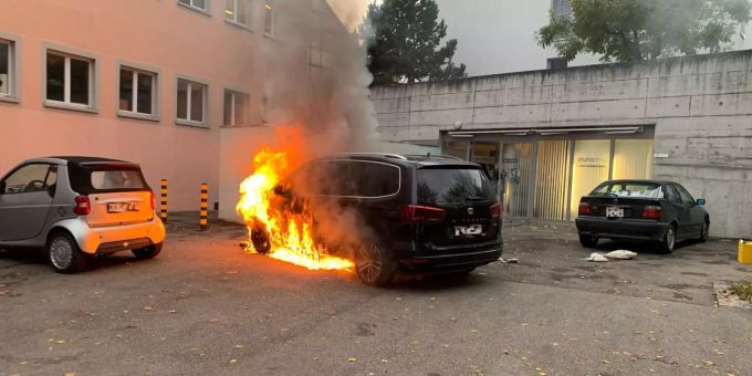 Personenwagen bei Brand komplett zerstört.