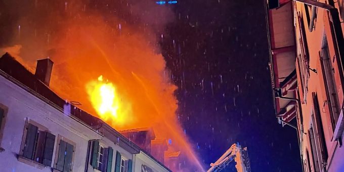 Weil die Gefahr bestand, dass die Flammen auf die Dächer der Nachbargebäude übergriffen, wurden auch deren Bewohner vorsorglich evakuiert. Cressier NE Neuenburg Hausbrand
