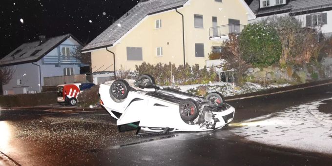 Gossau SG: Auto überschlägt sich. Gossau SG: Auto überschlägt sich