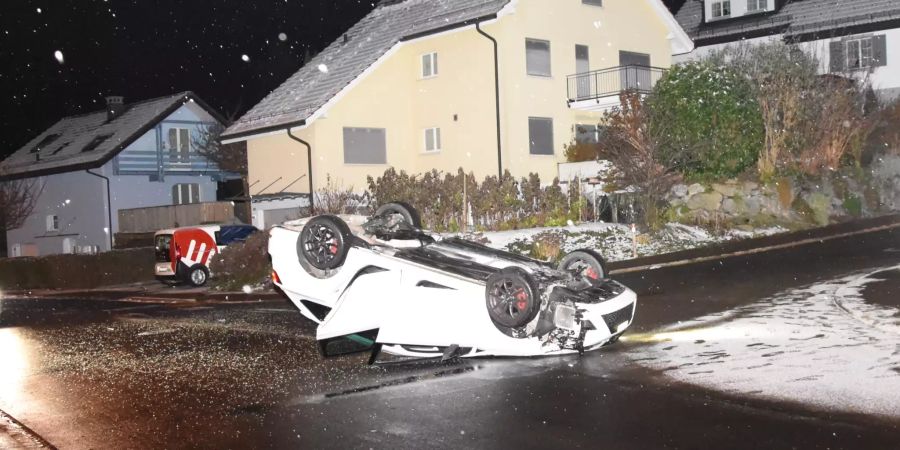 Gossau SG: Auto überschlägt sich