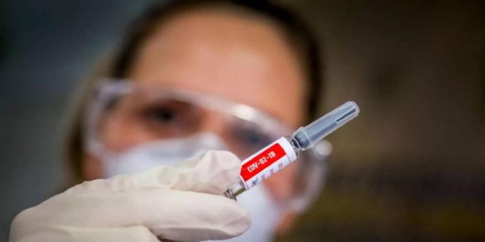 Eine Labor-Mitarbeiterin mit dem CoronaVac-Impfstoff. (Symbolbild) Coronavirus