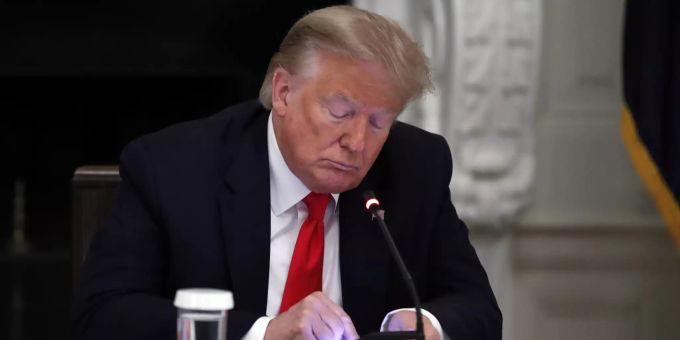 US-Präsident Donald Trump am Smartphone. Trump-Social Media Bans