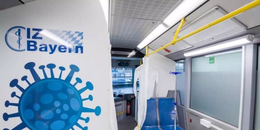 Eine mobile Impfstation, ein umfunktionierter Bus, steht beim Nürnberger Corona-Impfzentrum auf dem Nürnberger Messegelände. Foto: Daniel Karmann/dpa-POOL/dpa