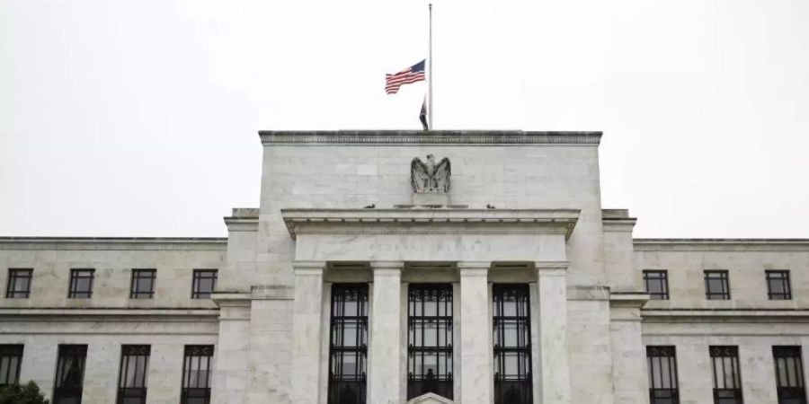 Die US-Notenbank Federal Reserve in Washington. Die Fed hält an ihrer ultralockeren Geldpolitik fest. Foto: Patrick Semansky/AP/dpa