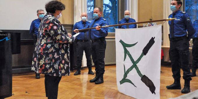 Der neue Polizist Wachtmeister Gareth Burkhard wurde nach bestandener Probezeit durch die bereichsverantwortliche Gemeinderätin Sicherheit, Ursula Lombriser, vereidigt. Vereidigung