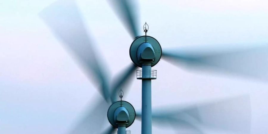 Vor allem bei Windstille oder Dunkelheit wurde zur Bedarfsdeckung Strom importiert. Foto: picture alliance / dpa