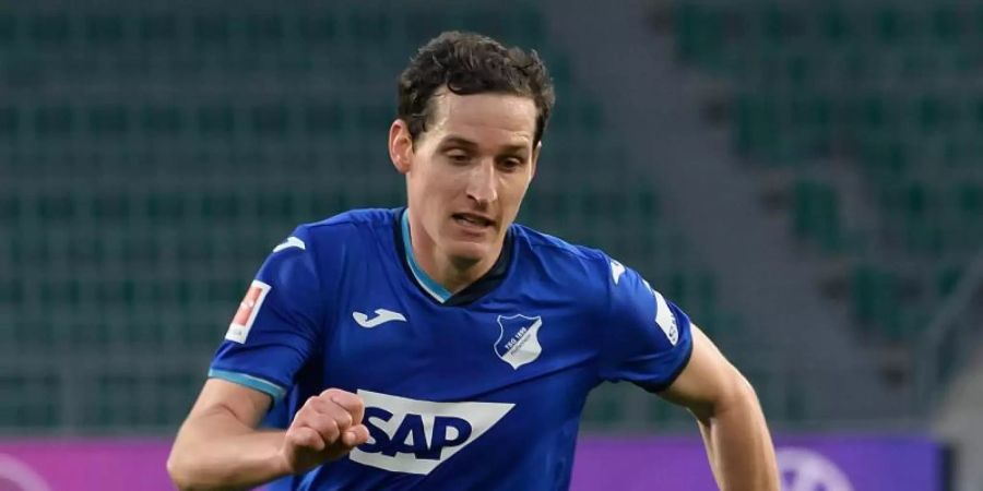 Musste in seinem 300. Bundesligaspiel nach wenigen Minuten verletzt raus: Hoffenheims Sebastian Rudy. Foto: Swen Pförtner/dpa
