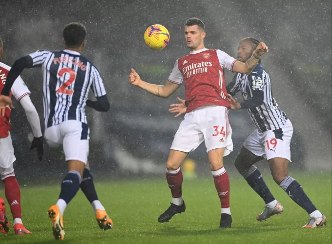 Granit Xhaka behauptet den Ball gegenWest Bromwich Albions Romaine Sawyers (r). West Bromwich Albion Arsenal