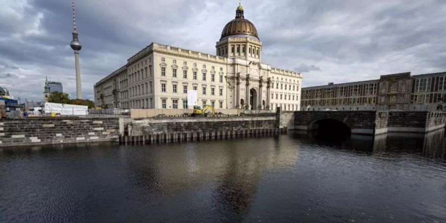 Blick über die Spree auf das Humboldt Forum. Foto: Fabian Sommer/dpa