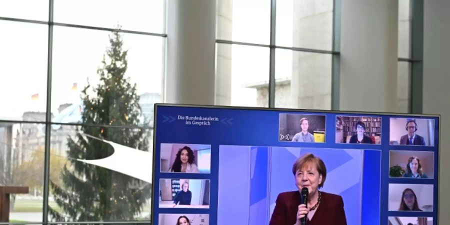 Angela Merkel bei einer Videokonferenz mit Studenten