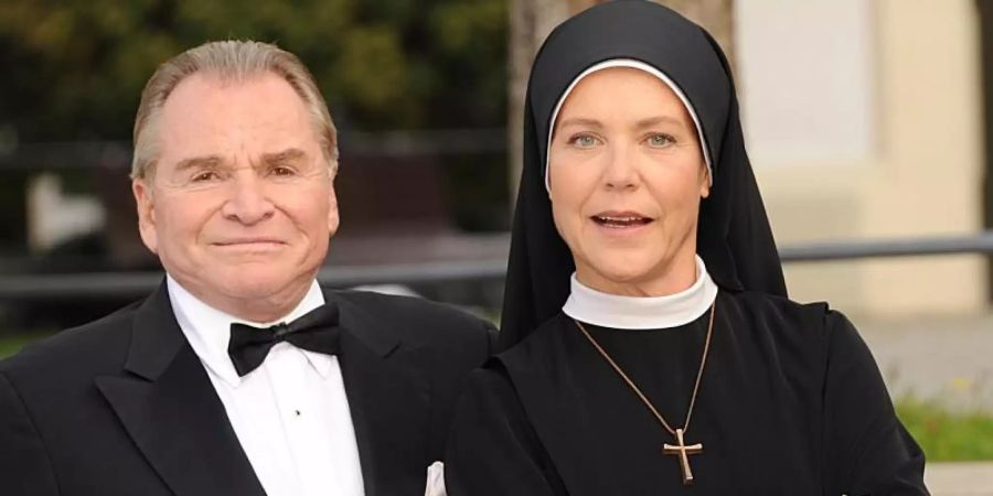 Die letzte Staffel von «Um Himmels Willen» läuft an. Mit dabei: Fritz Wepper als Bürgermeister Wolfgang Wöller und Janina Hartwig als Schwester Hanna. Foto: Ursula Düren/dpa