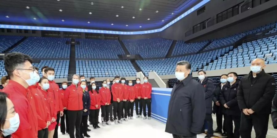 Der chinesische Präsident Xi Jinping (r) glaubt fest an eine Austragung der Winterspiele 2022 in Peking. Foto: Ju Peng/Xinhua/AP/dpa