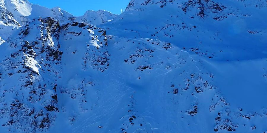 An diesem Hang in der Region des Col des Gentianes im Wallis löste sich die Schneewechte, nachdem drei Skifahrer die markierte Piste verlassen hatte.