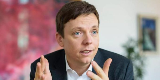 Tobias Hans (CDU), Ministerpräsident des Saarlandes, fordert eine Corona-Debatte über den Profi-Fussball. Foto: Oliver Dietze/dpa Tobias Hans (CDU), Ministerpräsident des Saarlandes, fordert eine Corona-Debatte über den Profi-Fussball. Foto: Oliver Dietze/dpa