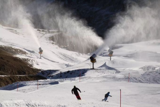 In Arosa GR sind ebenfalls viel weniger Leute auf den Pisten als sonst. Zudem fahren sie oft in die Unterkunft, um Pause zu machen. Coronavirus Arosa